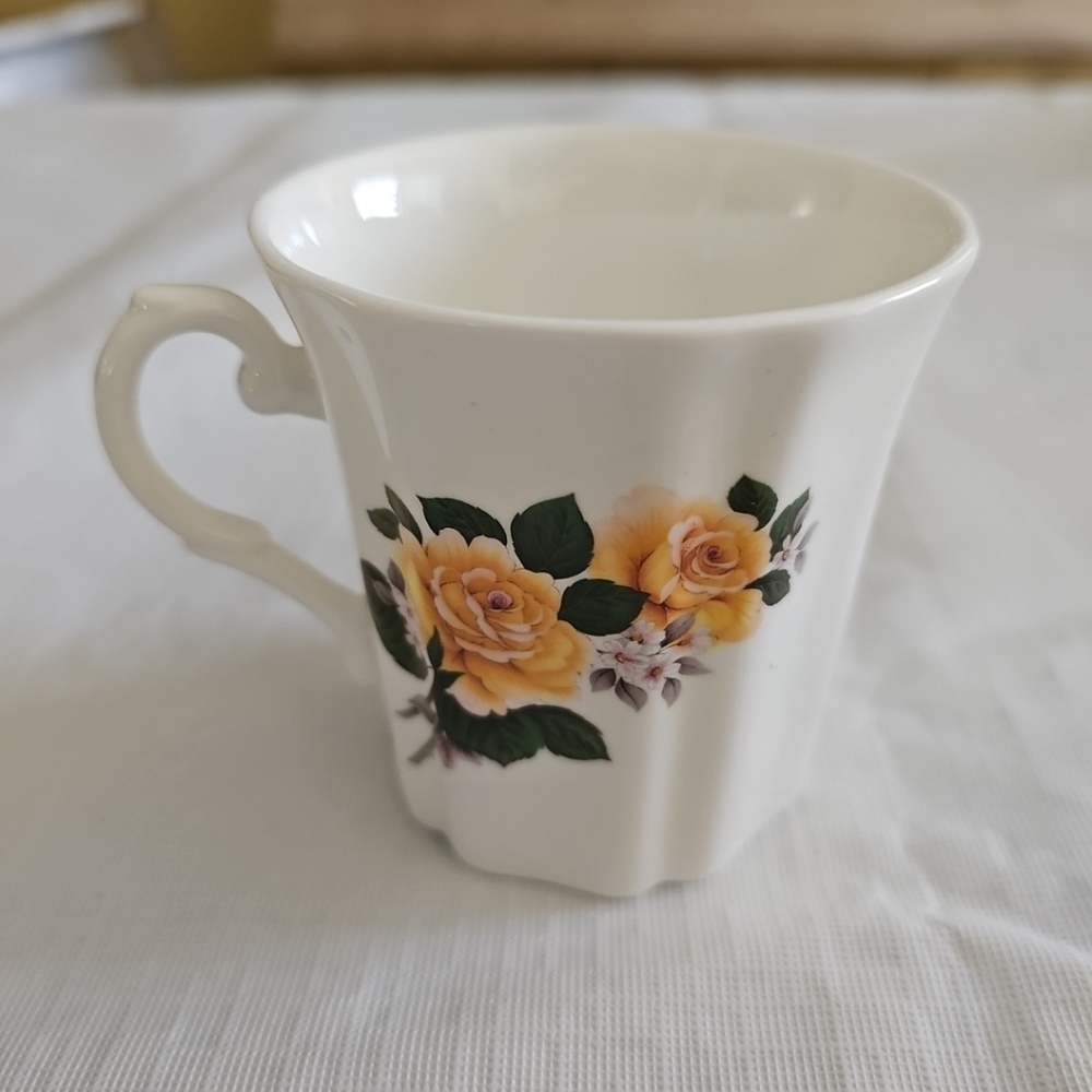 Royal Grafton yellow roses fine bone china mug/cup Tea Cups